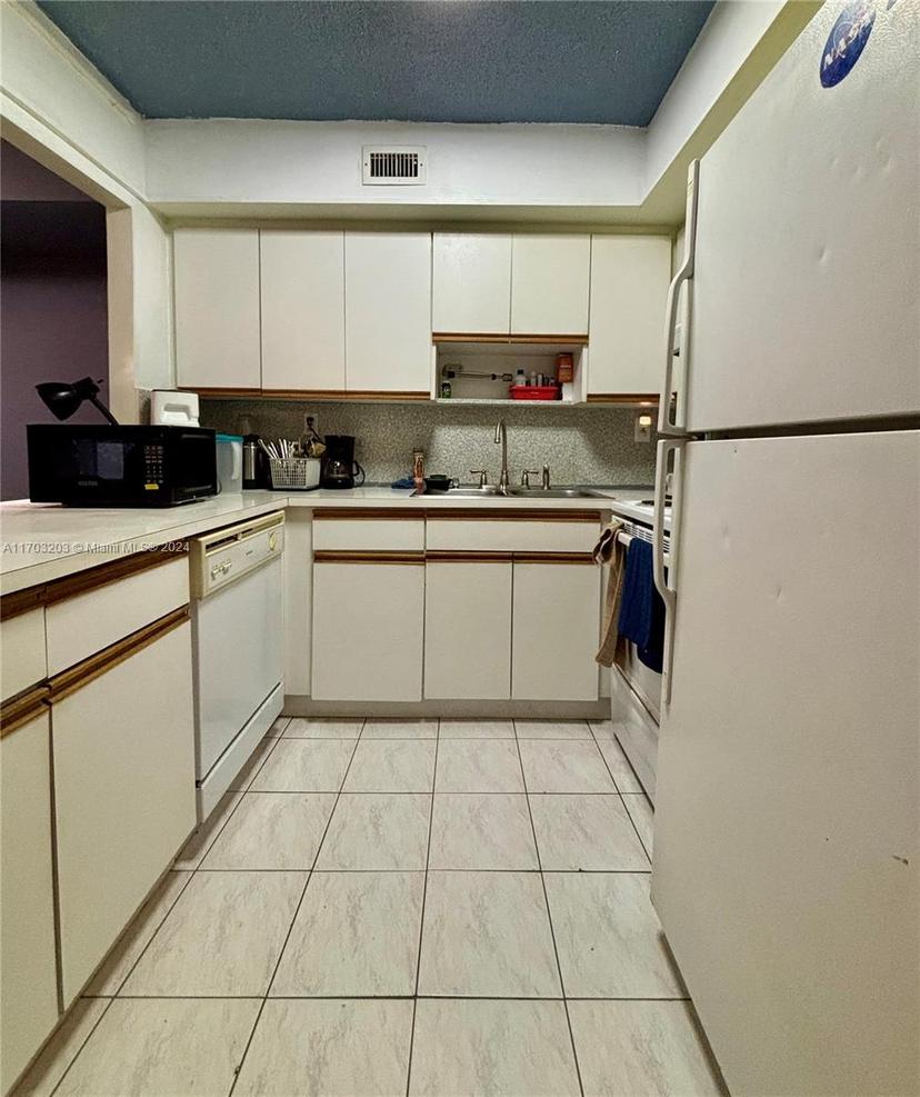 Picture of 2715 Tigertail Ave # 402, Miami FL 33133