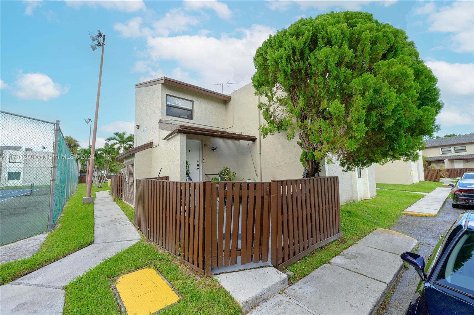 Picture of 10296 NW 9Thstcr # 201, Miami, FL 33172