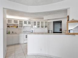 Picture of 600 Parkview Dr # 611, Hallandale Beach, FL 33009