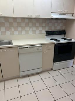 Picture of 10431 N Kendall Dr # D305, Miami, FL 33176