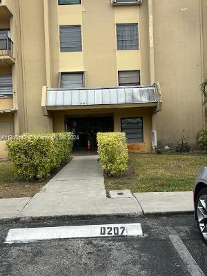 Picture of 10431 N Kendall Dr # D305, Miami, FL 33176