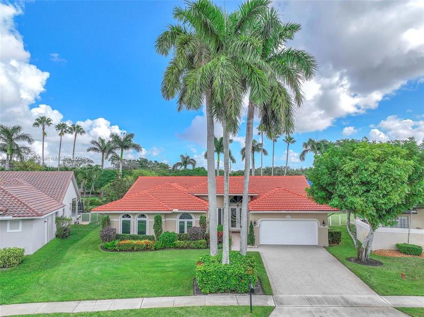 Picture of 821 E Cypress Pointe Dr E, Pembroke Pines FL 33027