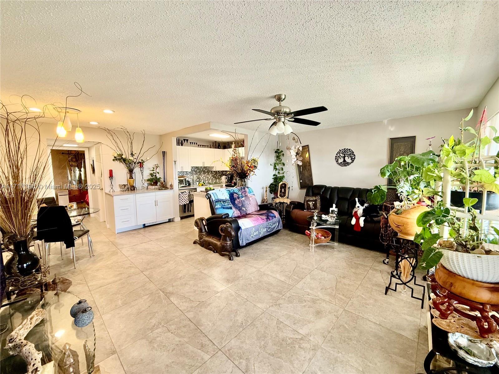 Picture of 431 Chatham U # U, West Palm Beach, FL 33417