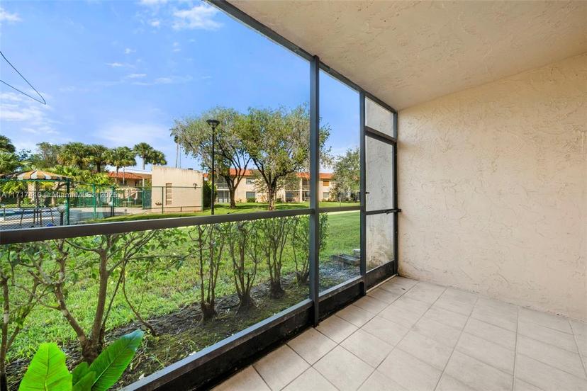 Picture of 369 Lakeview Dr # 102, Weston FL 33326