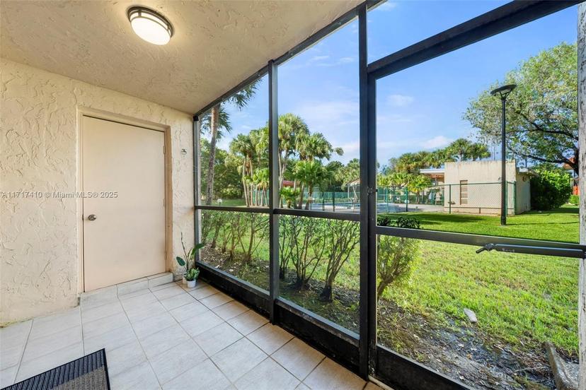 Picture of 369 Lakeview Dr # 102, Weston FL 33326