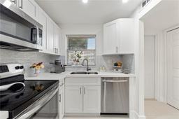 Picture of 9261 Sunrise Lakes Blvd # 111, Sunrise, FL 33322