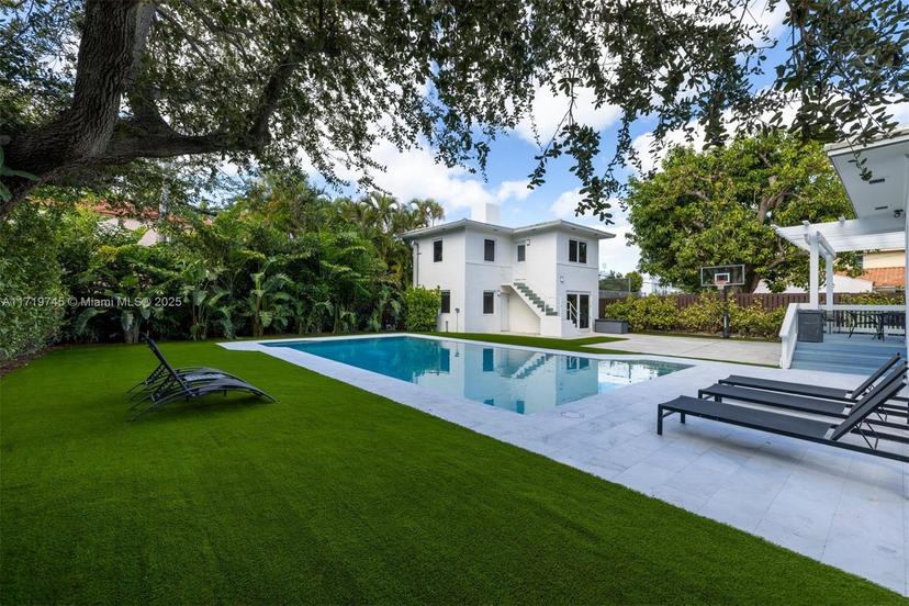 Picture of 4340 Pine Tree Dr, Miami Beach, FL 33140