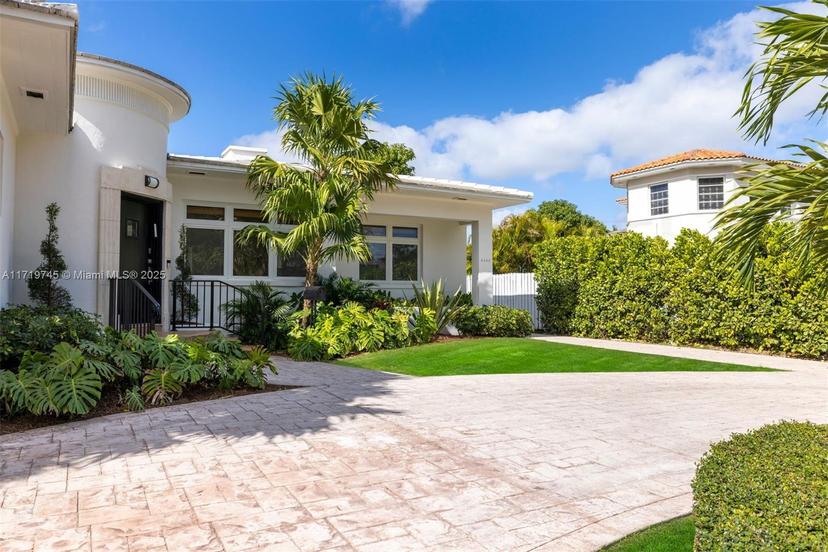 Picture of 4340 Pine Tree Dr, Miami Beach, FL 33140