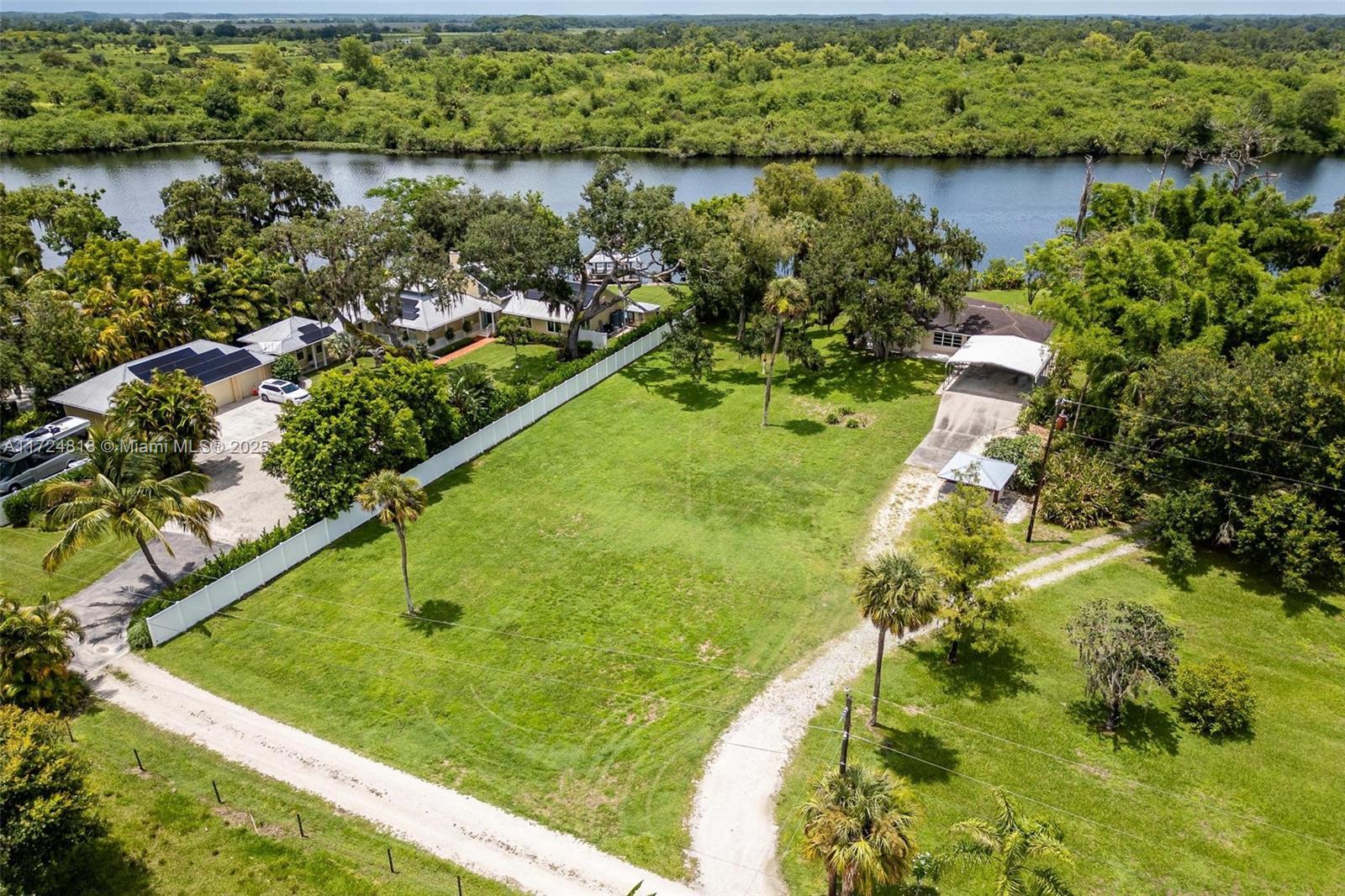 Picture of 2030 Fort Denaud Rd, La Belle, FL 33935