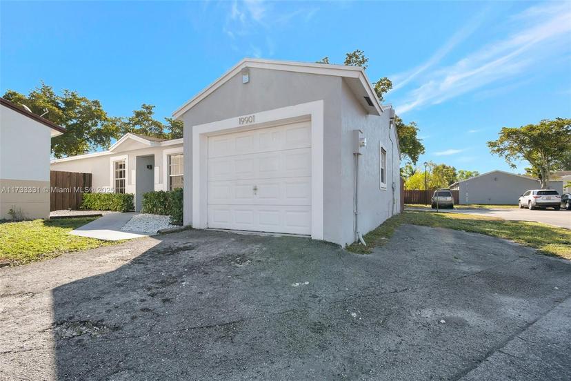 Picture of 19901 NW 67Th Cir Ct, Hialeah FL 33015