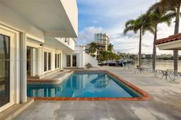 Picture of 1740 S Bayshore Ln, Miami, FL 33133