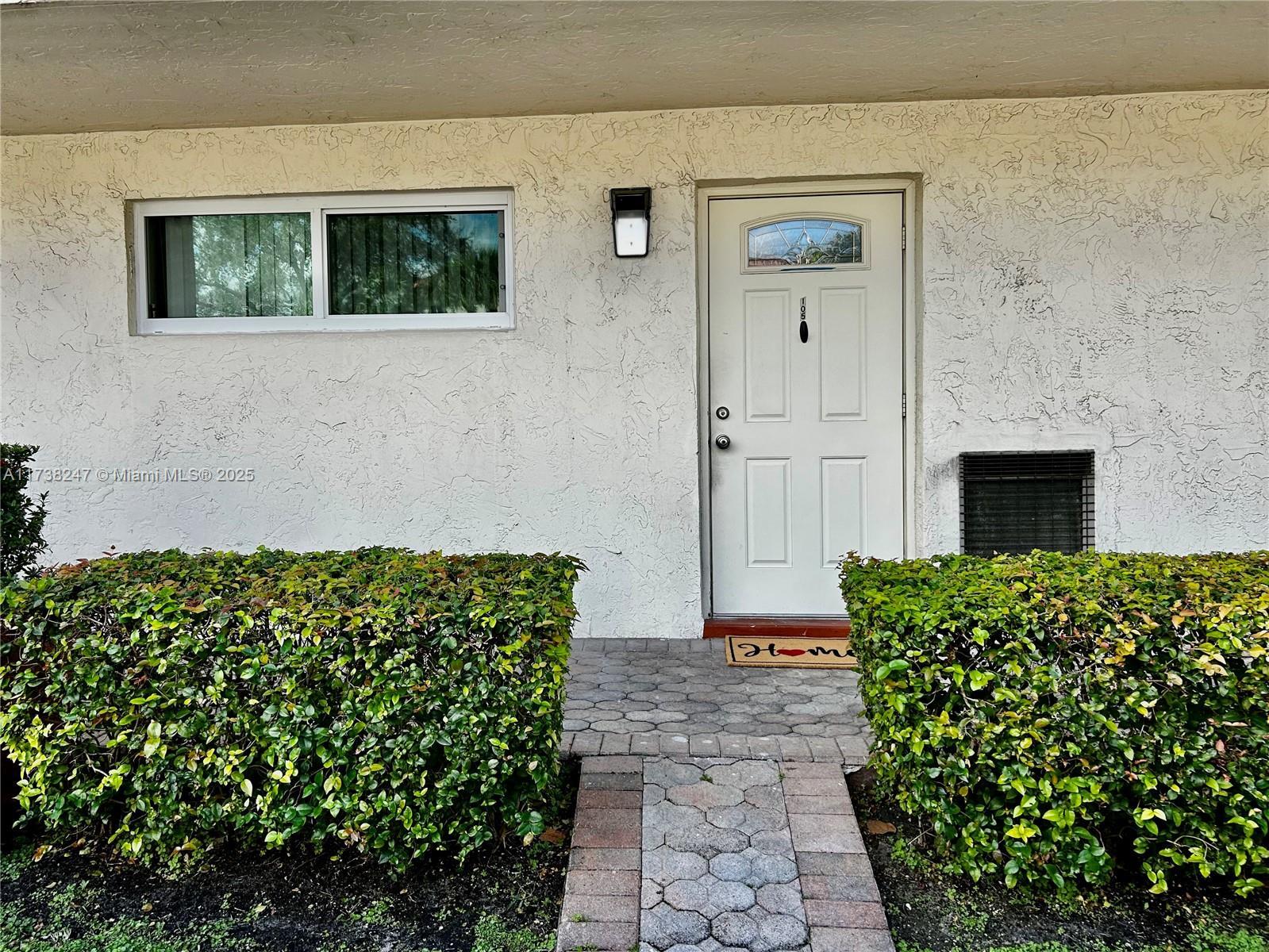 Picture of 411 S Hollybrook Dr # 105, Pembroke Pines, FL 33025