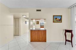 Picture of 1100 Colony Point Cir # 214, Pembroke Pines, FL 33026