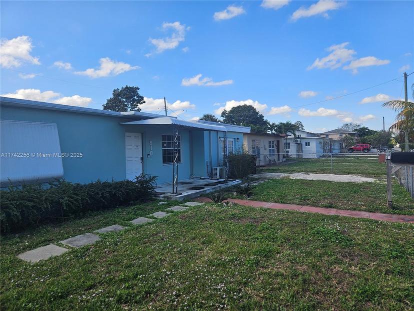 Picture of 910 E 11Th Pl, Hialeah FL 33010