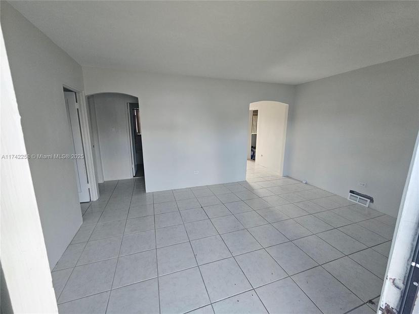 Picture of 910 E 11Th Pl, Hialeah FL 33010