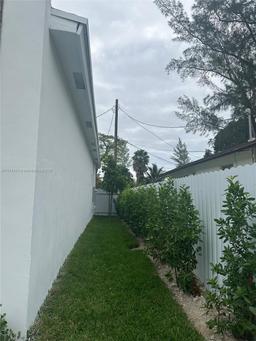 Picture of 2423 NW 23Rd Ln, Fort Lauderdale, FL 33311