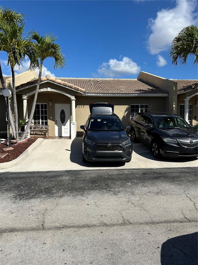 Picture of 7659 NW 182Nd Ln # 806, Hialeah FL 33015