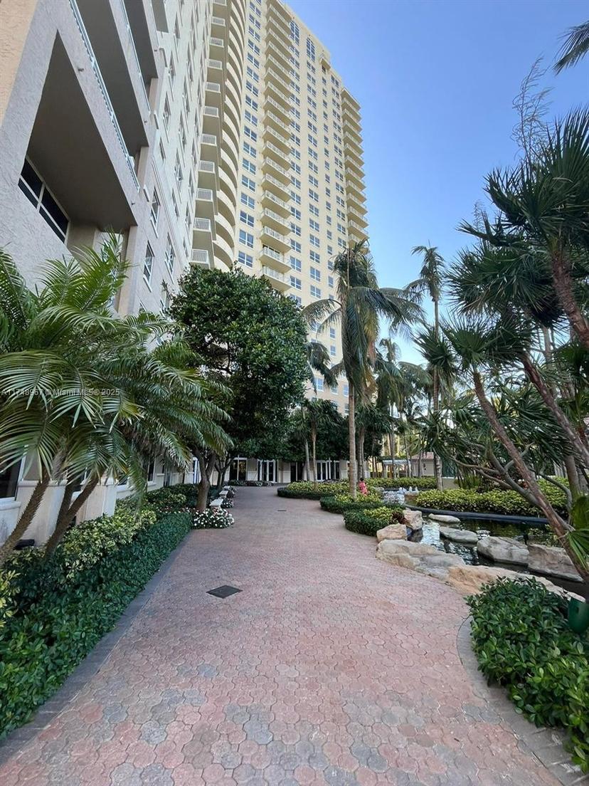 Picture of 19501 W Country Club Dr # 1708, Aventura FL 33180