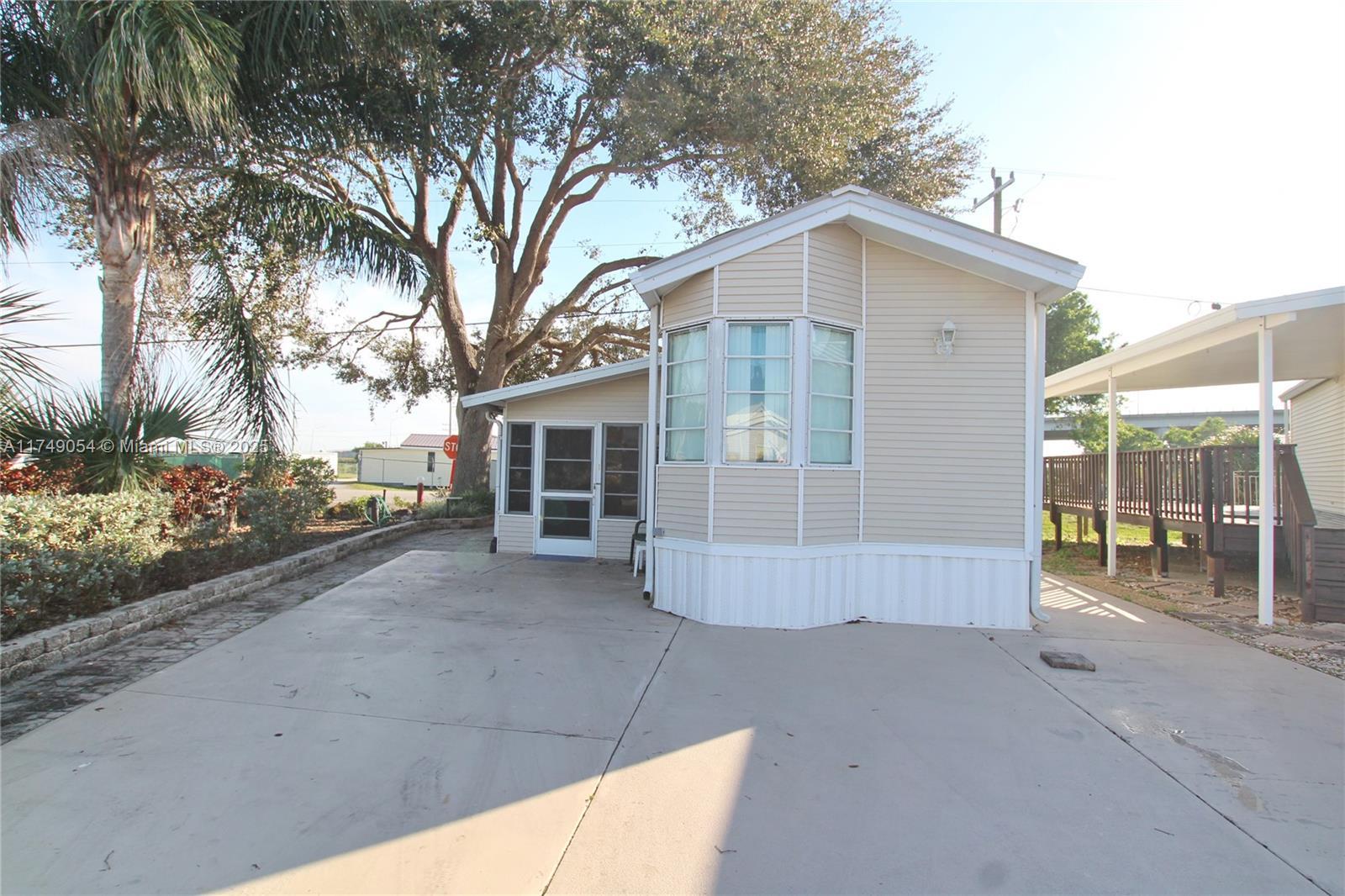 Picture of 1159 SE Daniels Rd # 1, Moore Haven, FL 33471