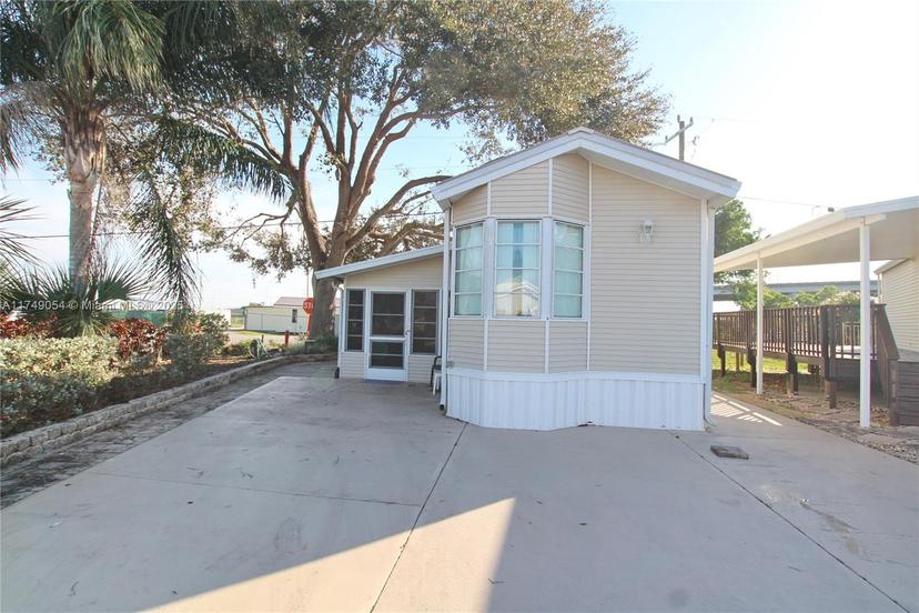 Picture of 1159 SE Daniels Rd # 1, Moore Haven FL 33471