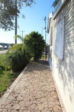 Picture of 1159 SE Daniels Rd # 1, Moore Haven, FL 33471