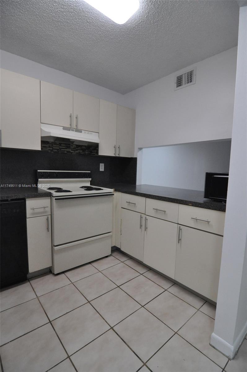 Picture of 2740 W 76Th St # 206, Hialeah FL 33016