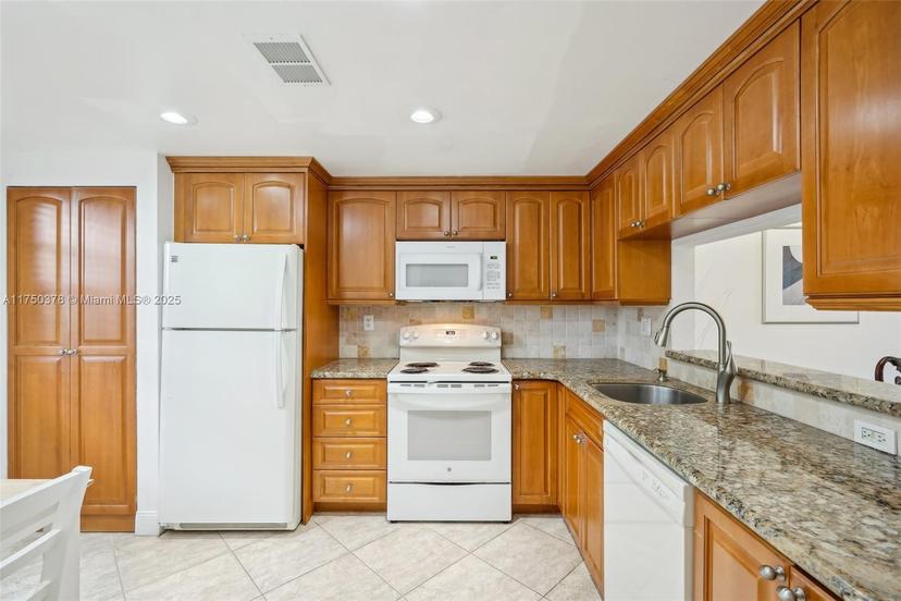 Picture of 900 Colony Point Cir # 408, Pembroke Pines FL 33026