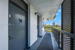 Picture of 20500 W Country Club Dr # 512, Aventura, FL 33180