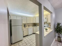 Picture of 118 Lake Pine Cir # 1, Green Acres, FL 33463