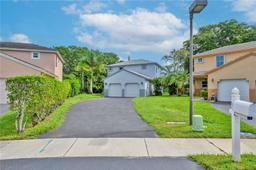 Picture of 381 NW 207Th Ave, Pembroke Pines, FL 33029