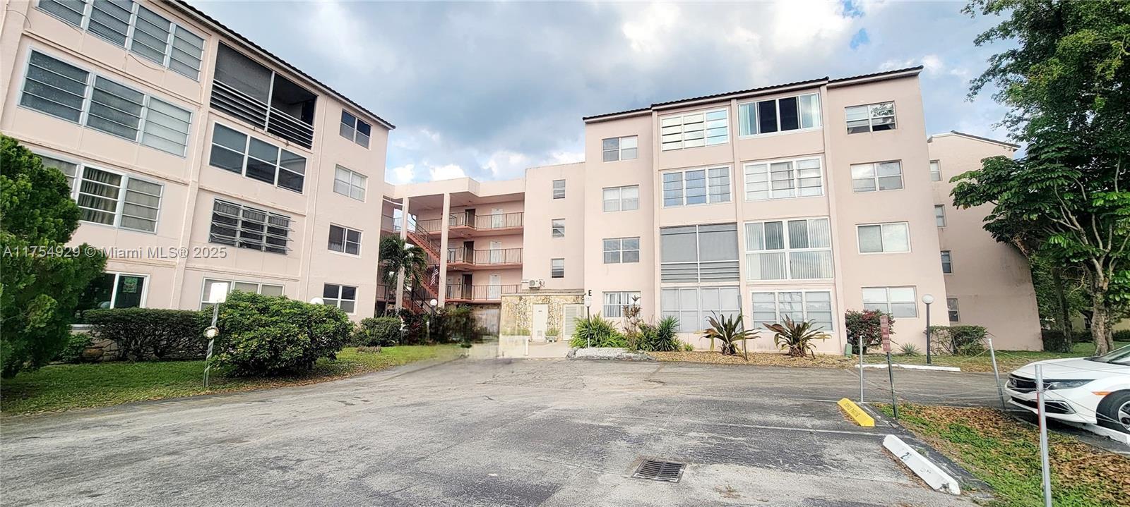 Picture of 2851 Somerset Dr # 314, Lauderdale Lakes, FL 33311