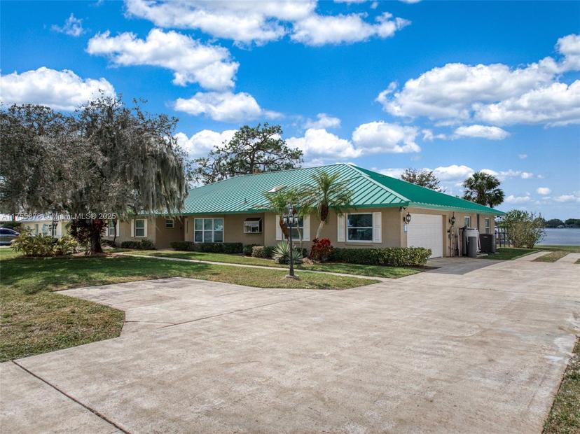 Picture of 922 Lake Drive E, Lake Placid, FL 33852