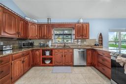 Picture of 922 Lake Drive E, Lake Placid, FL 33852