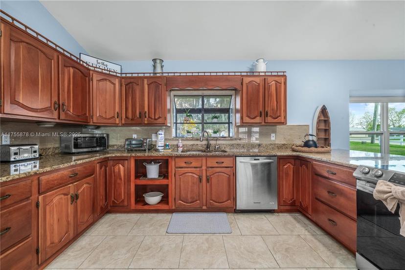 Picture of 922 Lake Drive E, Lake Placid, FL 33852