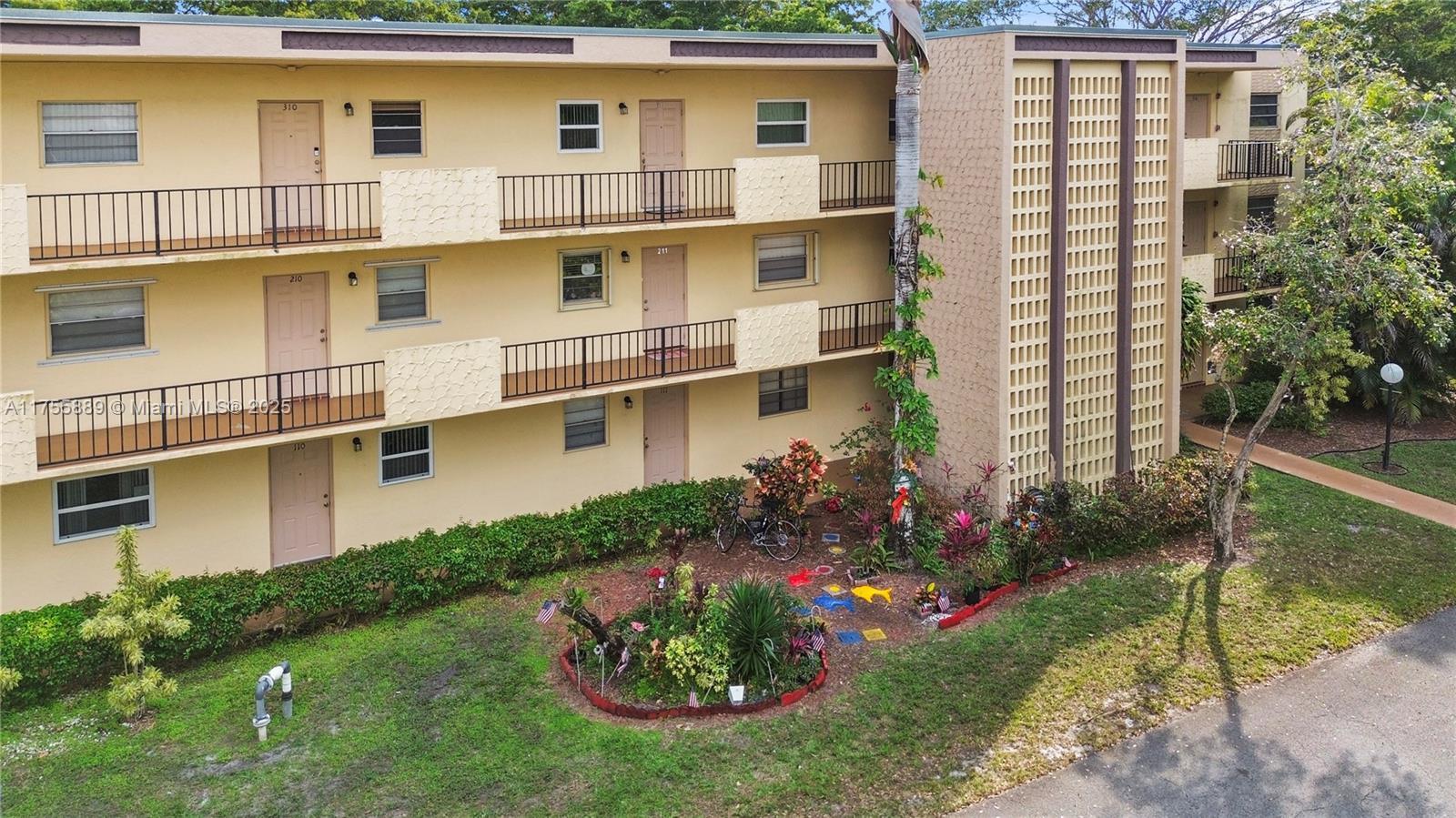 Picture of 300 Berkley Rd # 107, Hollywood, FL 33024