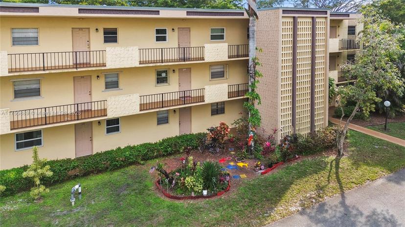 Picture of 300 Berkley Rd # 107, Hollywood FL 33024