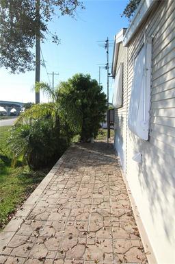 Picture of 1159 Daniels Road Se Unit 1, Moore Haven, FL 33471