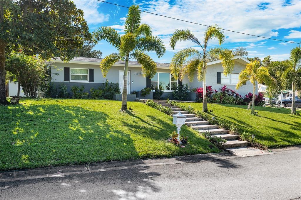 Picture of 1247 Holiday Drive, Tarpon Springs, FL 34689