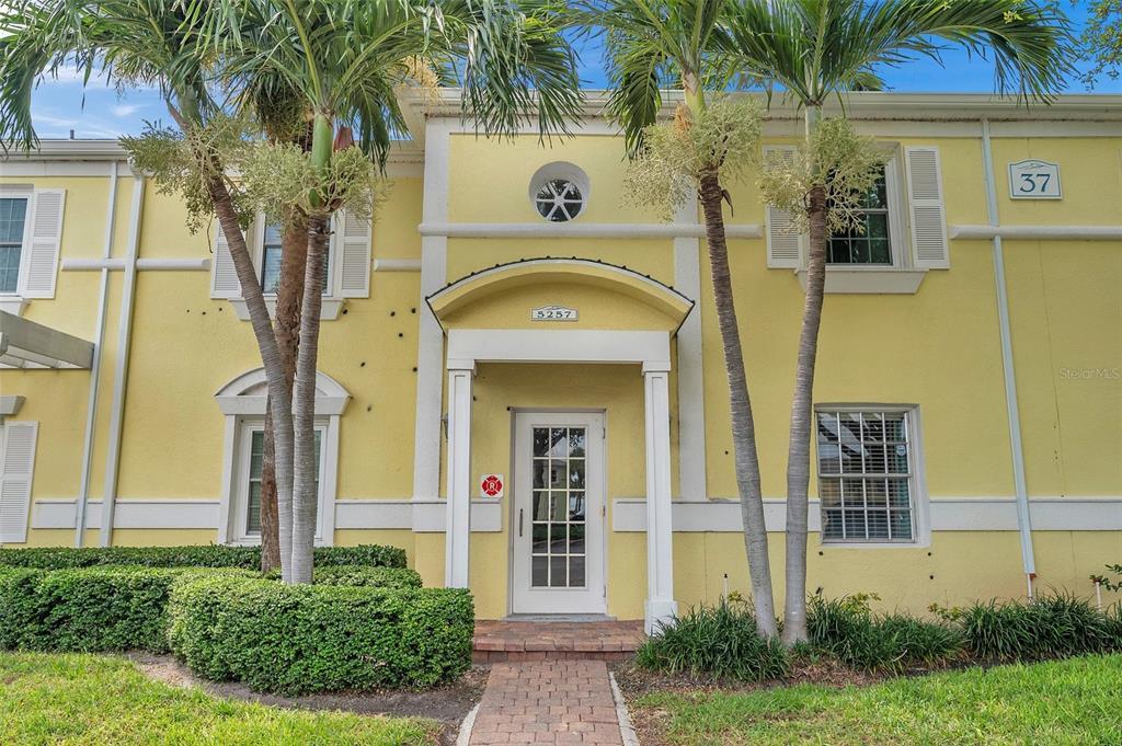 Picture of 5257 Beach Drive Se Unit D, St Petersburg, FL 33705