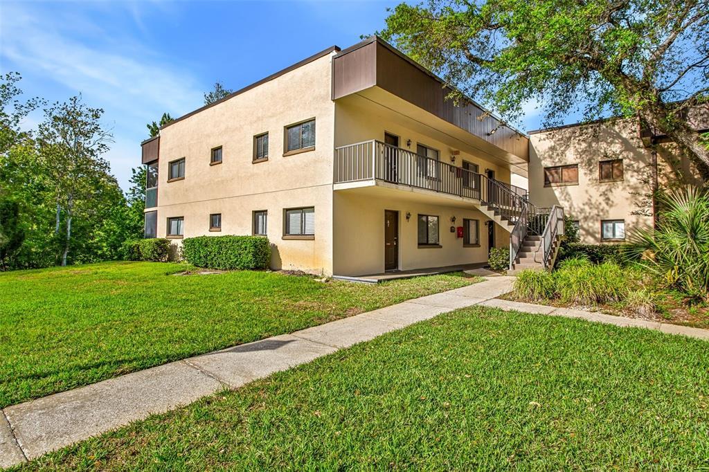 Picture of 11802 Raintree Lake Lane Unit B, Temple Terrace, FL 33617