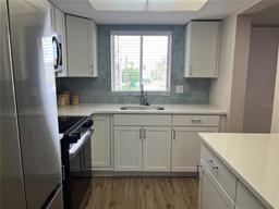 Picture of 3600 Lake Bayshore Drive Unit 221, Bradenton, FL 34209