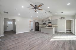 Picture of 3123 W County Line Road Unit R, Avon Park, FL 33825