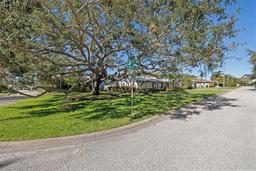 Picture of 100 Riviera Way Ne, St Petersburg, FL 33704