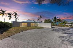 Picture of 320 S Shore Drive, Sarasota, FL 34234