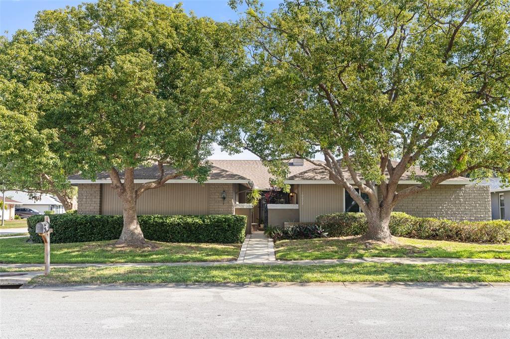 Picture of 10077 Linden Place Drive, Seminole, FL 33776