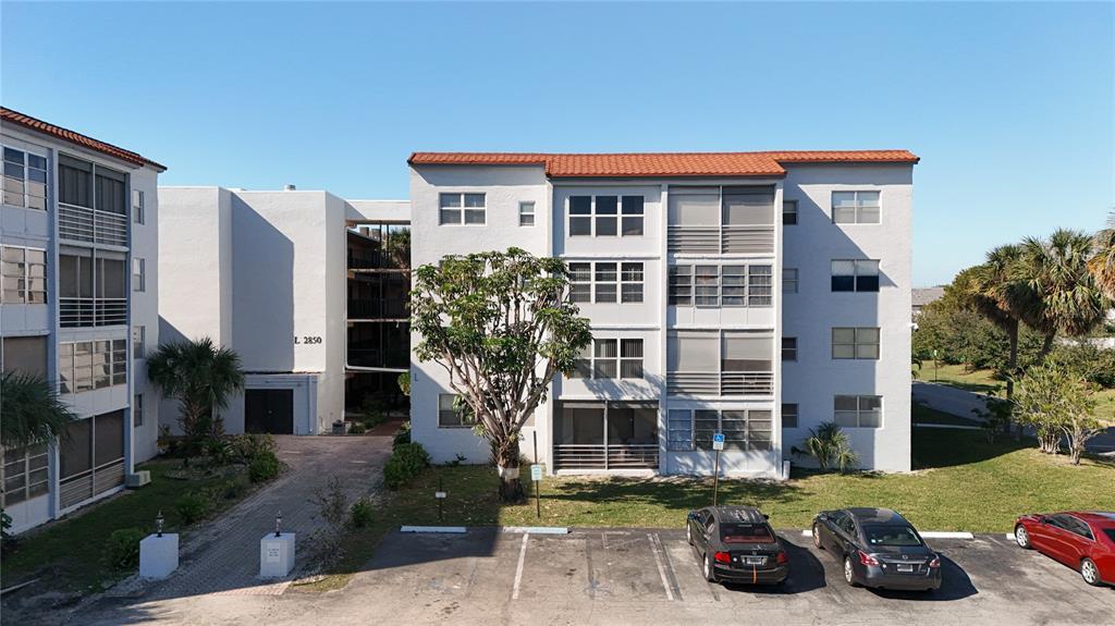 Picture of 2850 Somerset Drive Unit 204L, Lauderdale Lakes, FL 33311