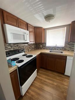 Picture of 2227 Sunset Drive Unit E-22, Bradenton, FL 34207