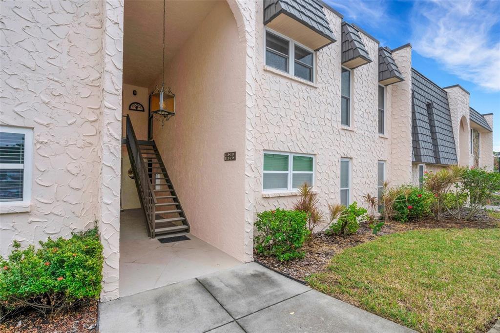 Picture of 113 Elmwood Circle Unit 113, Seminole, FL 33777