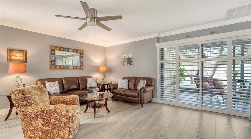 Picture of 205 Oak Hill Drive Unit 7, Sarasota FL 34232