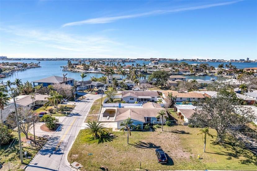 Picture of 5708 Bayshore Dr, Seminole FL 33772